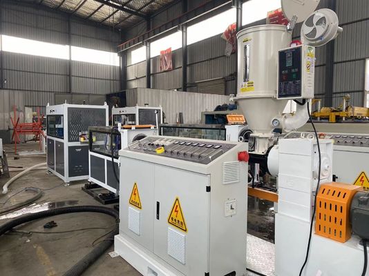 Tuyau en spirale de carbone de HDPE faisant à PE de machine la chaîne de production ondulée de tuyau de conduit