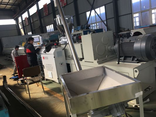 Ligne de machines d'extrusion de tuyaux en plastique PVC 16-630mm