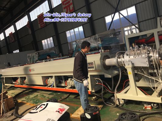 Le PVC du PE PPR UPVC CPVC de HDPE a ridé la chaîne de production de tuyau pour le fil de tube isolant
