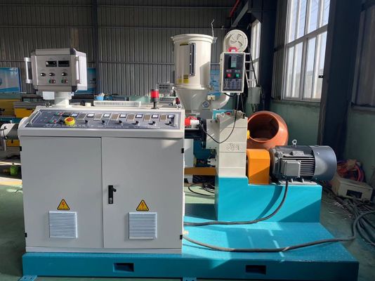 Le tuyau ondulé en plastique de PE de pp usine la ligne d'extrusion de tuyau ondulé à mur simple de douilles de fil