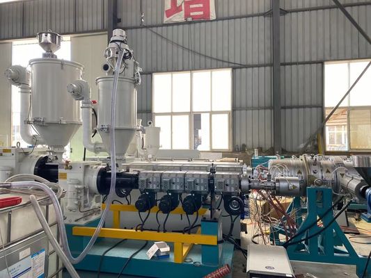 Chaîne de production en plastique de tuyau de PE de trois couches tuyau de gaz d'énergie d'approvisionnement en eau d'irrigation par égouttement