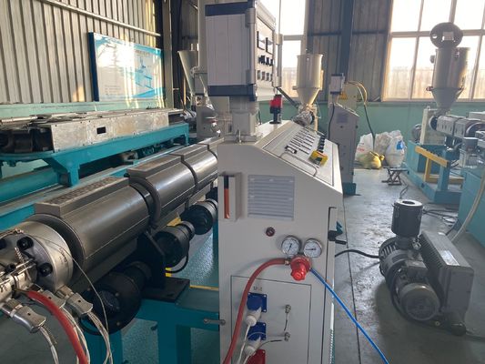 tuyau de PVC 180-250kg/Hr faisant à machine la boudineuse à vis jumelle conique