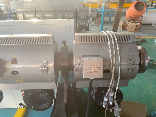 tuyau de PVC 180-250kg/Hr faisant à machine la boudineuse à vis jumelle conique
