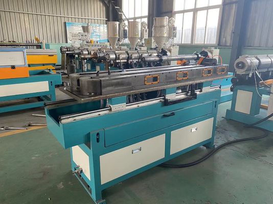 PVC/PP/PE en plastique a ridé la ligne d'extrusion de tuyau complètement automatique
